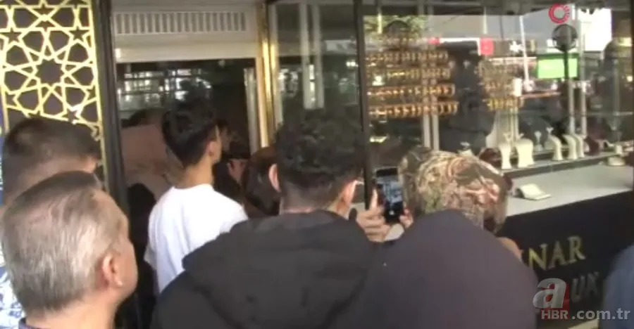 Kuyumcu altınları alıp sırra kadem bastı! Müşteriler dükkanı yağmalamaya çalıştı 4