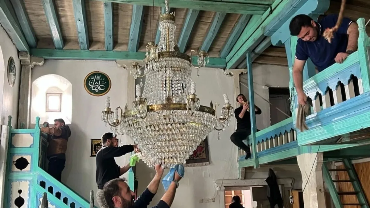 Üniversite öğrencileri camileri temizledi