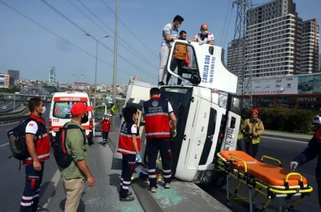 İstanbul’da feci kaza! Yan yatan araçtaki yaralıya ekipler hemen müdahale etti - 2