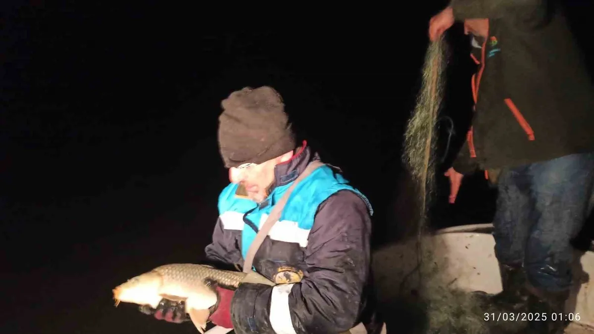 Bin 200 metre uzatma ağına el konuldu yakalanan sazanlar göle bırakıldı