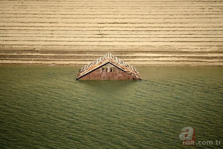 Gümüşhane’de görenleri şaşkına çeviren görüntü: Baraj suları çekilince köy ortaya çıktı