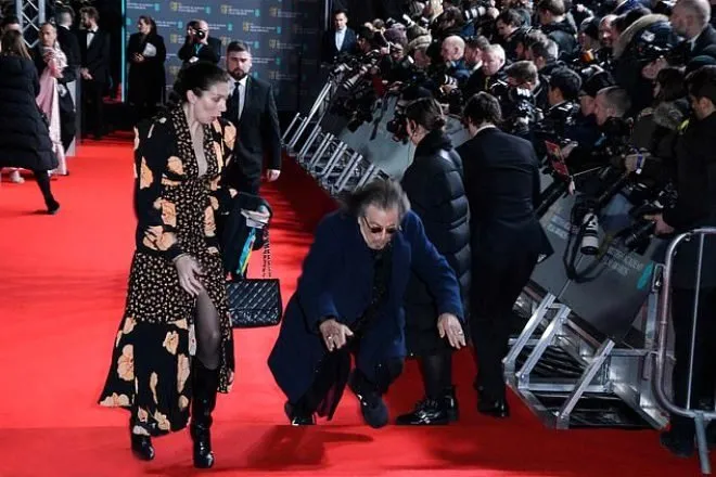 Al Pacino BAFTA Ödül Töreni’nde yere kapaklandı!
