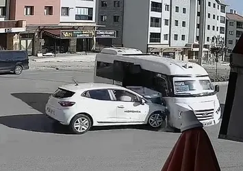 Elazığ'da otomobil ile minibüs böyle çarpıştı