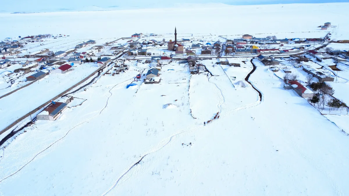 Kars'ta kardan kapanan 32 köy yolunda çalışmalar sürüyor