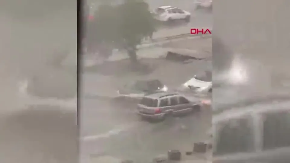 Maltepe’de göle dönen yollarda araçlar mahsur kaldı