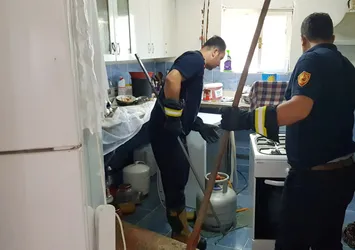 Kahvaltı hazırlarken yılanlar evi bastı!