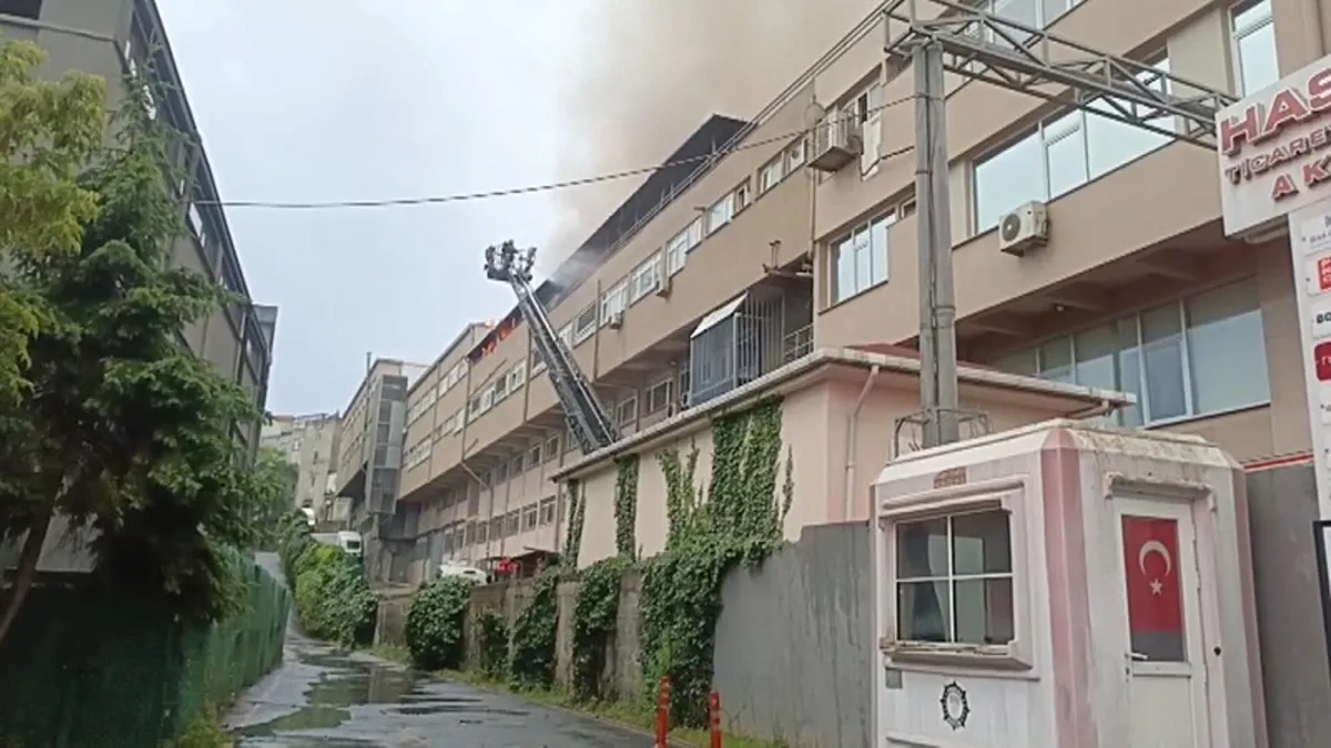 Eyüpsultan'da iş yerinde yangın paniği! 1 saatin ardından söndürüldü