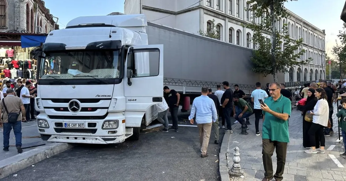 Fatih'te refüje takılan tır yolu kapattı!