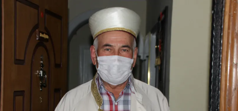 Sesini duyan herkesi cemaate davet etti! Apartmanda teravih namazı! Kapıları açık bırakıp...