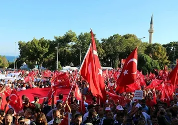 Türkiye demokrasi nöbetine devam ediyor