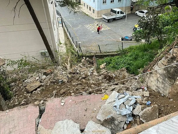 1683279313920.jpeg İstanbul'da facianın eşiğinden dönüldü! İstinat duvarı okul bahçesine yıkıldı - 3