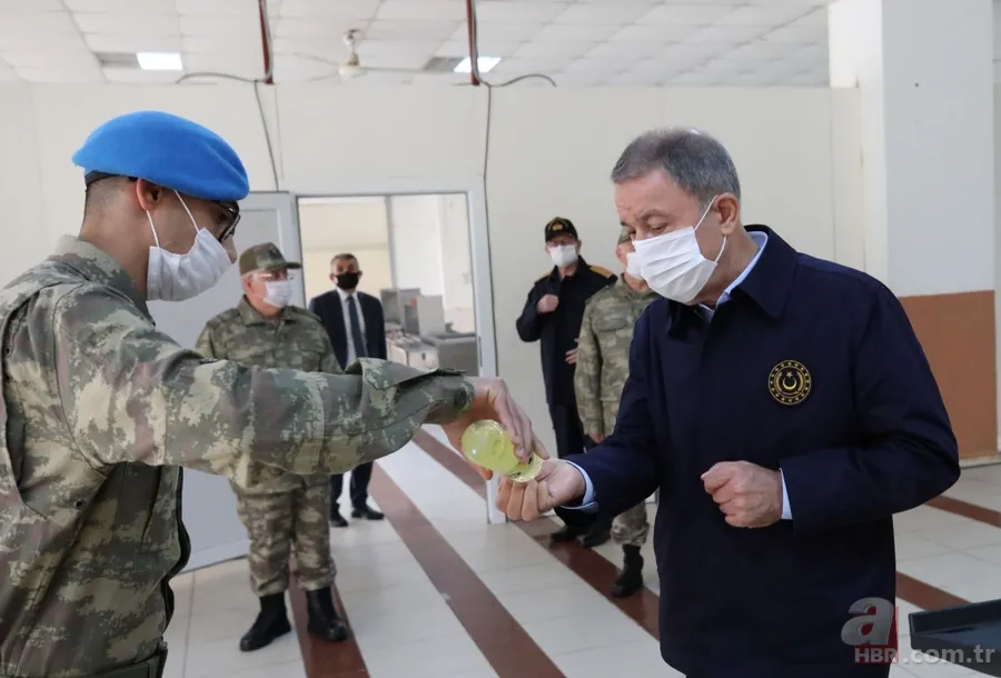 Milli Savunma Bakanı Hulusi Akar ve TSK'nın komuta kademesinden sınır hattında Ramazan Bayramı 6