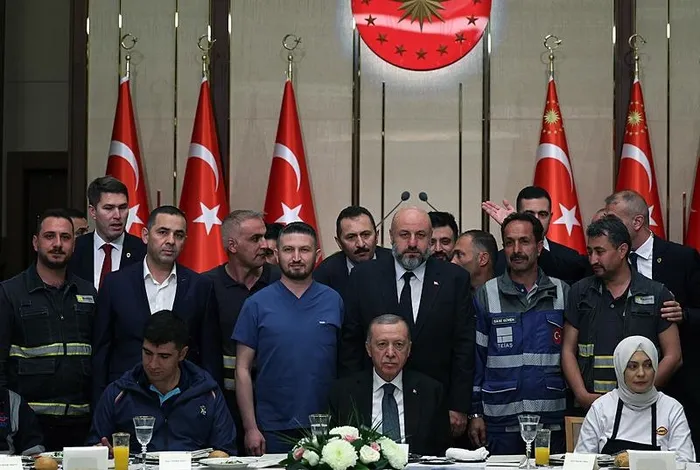baskan-erdogandan-1-mayis-tepkisi-taksim-meydani-dayatmalarini-masum-bulmuyoruz-1714502893877.jpeg Başkan Erdoğan'dan 1 Mayıs tepkisi: "Taksim Meydanı dayatmalarını masum bulmuyoruz" - 5