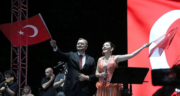 Melek Mosso konseri nedeniyle tepki çeken Süleymanpaşa Belediye Başkanı Cüneyt Yüksel görevden alındı