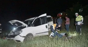 Yolunu şaşıran sürücü tarlaya uçtu