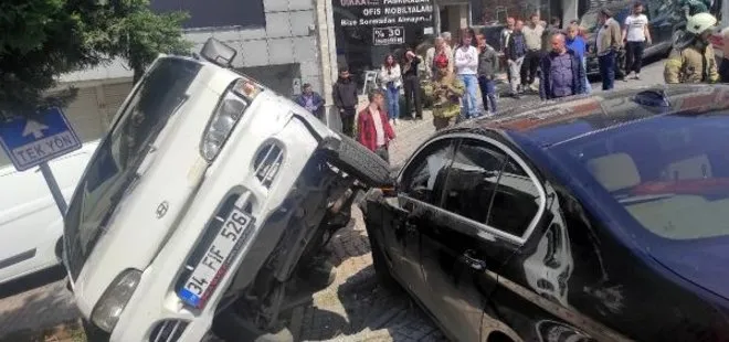 İstanbul’da feci kaza! Kaldırımdaki kadına çarpıp iki araç arasında sıkıştırdı