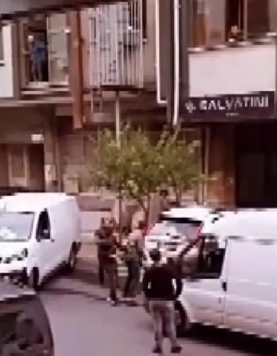 istanbulda-korku-dolu-anlar-doner-bicagiyla-dehset-sacti-1665822764333.jpg İstanbul’da korku dolu anlar! Döner bıçağıyla dehşet saçtı - 3