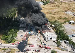 Kocaeli'deki ambalaj boya fabrikasında yangın! Alevler kontrol altında