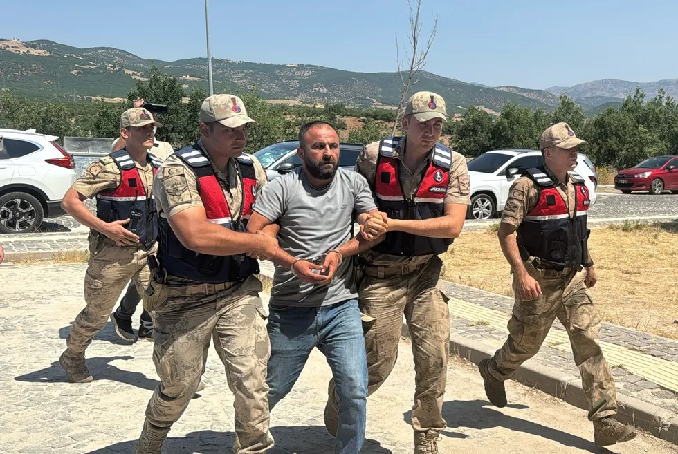 gulistan-doku-sorusturmasinda-yeni-operasyon-eski-vali-sonelin-telefonu-acildi-2-gozalti-daha-1784795323845.jpeg Fotoğraf: AA