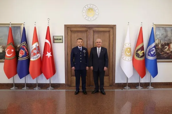 uzaya-gidecek-ilk-turk-rutbesini-aldi-bakan-yasar-guler-uzay-yolculugunda-basarilar-1693602922067.jpg Uzaya gidecek ilk Türk rütbesini aldı! Bakan Yaşar Güler: Uzay yolculuğunda başarılar - 2