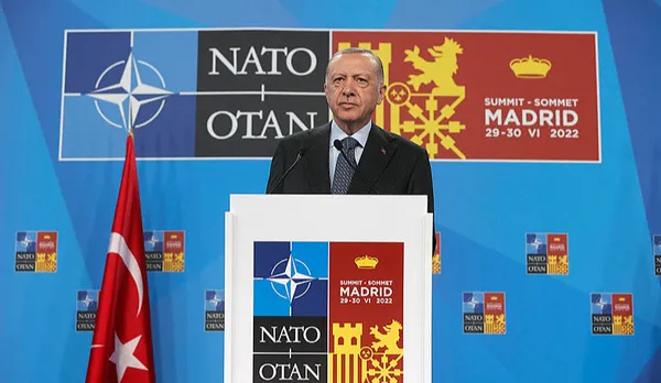 Son dakika: Başkan Erdoğan NATO Zirvesi sonrası gazetecilere konuştu! Terörle mücadele etmeleri söz konusu olabilir mi? İsveç ve Finlandiya mesajı
