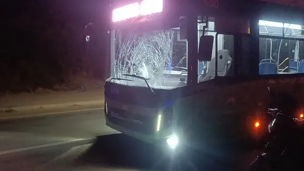 1694045922903.jpg Yolun karşısına geçerken halk otobüsü çarptı! Olay yerine ekipler sevk edildi - 1