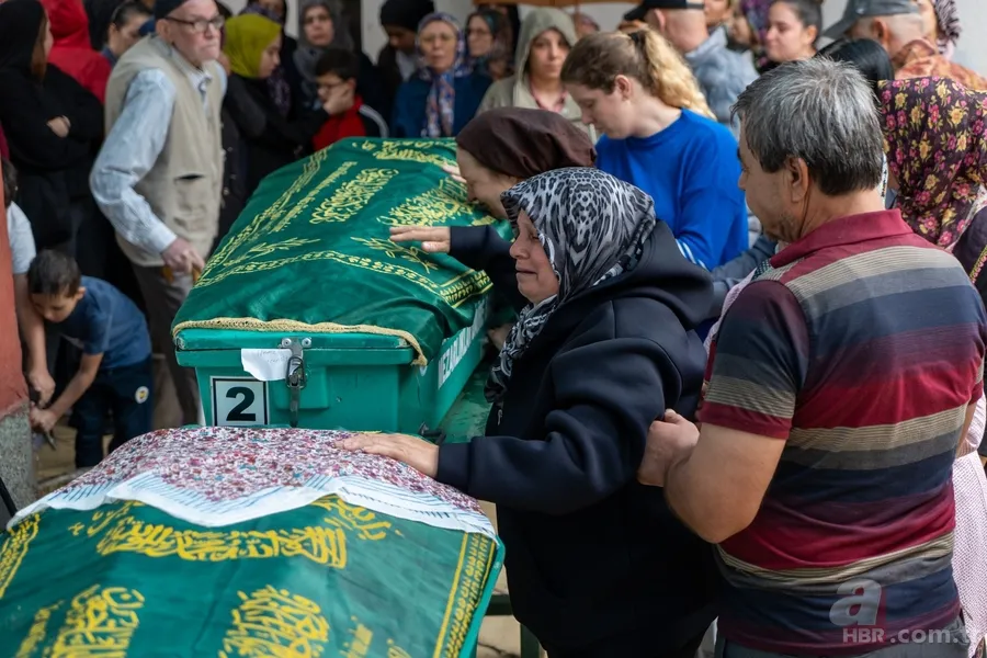 Manisa'daki feci kazada hayatını kaybeden aile son yolculuğuna uğurlandı 5