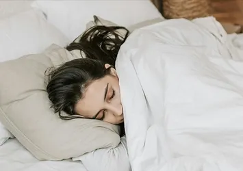 Uyku pozisyonuna dikkat edin! Nasıl uyuduğunuz sağlığınızı etkiliyor