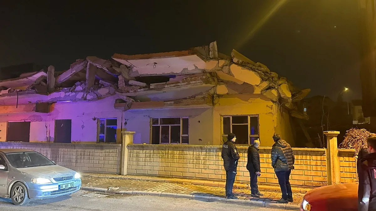Malatya'da hasarlı 4 katlı bina çöktü