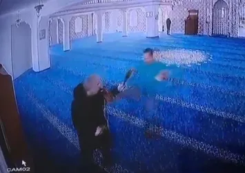 Camide "telefonunu kapat" dayağı! O anlar kamerada