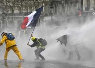 Sarı yelekliler yine sahnede! Paris meydan savaşı