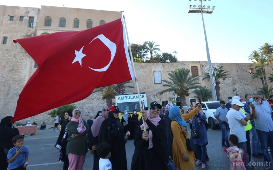 Libya halkı, darbeci Sisi'ye karşı Türk bayraklarıyla gösteri yaptı 6