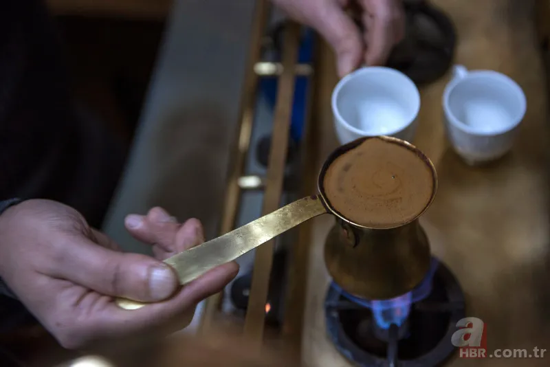 Dostlukları pekiştiren, araya 40 yıl hatır sokan Türk kahvesinin faydaları kadar zararları da var! Kimine şifa kimine zarar… 11