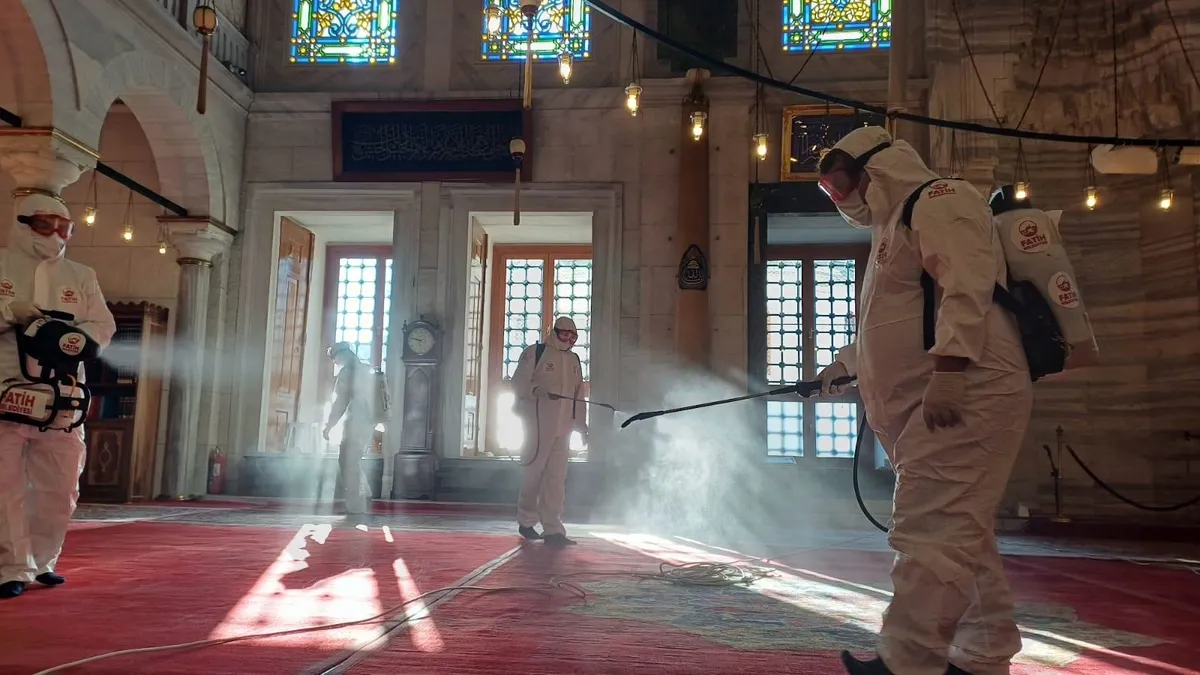 İstanbul'un tarihi camileri ramazana hazırlanıyor! Gül suyuyla temizlik...