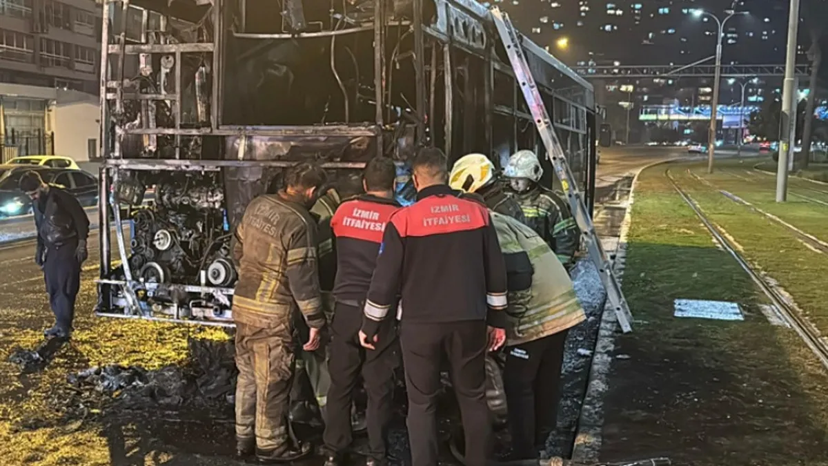 İzmir'de seyir halindeki belediye otobüsü yandı