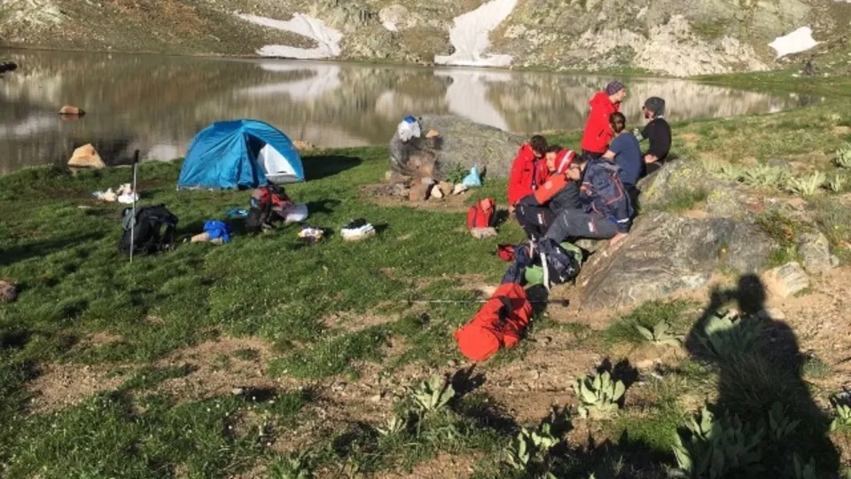Kampta ayı paniği..! Öğrencilere zor anlar yaşattı