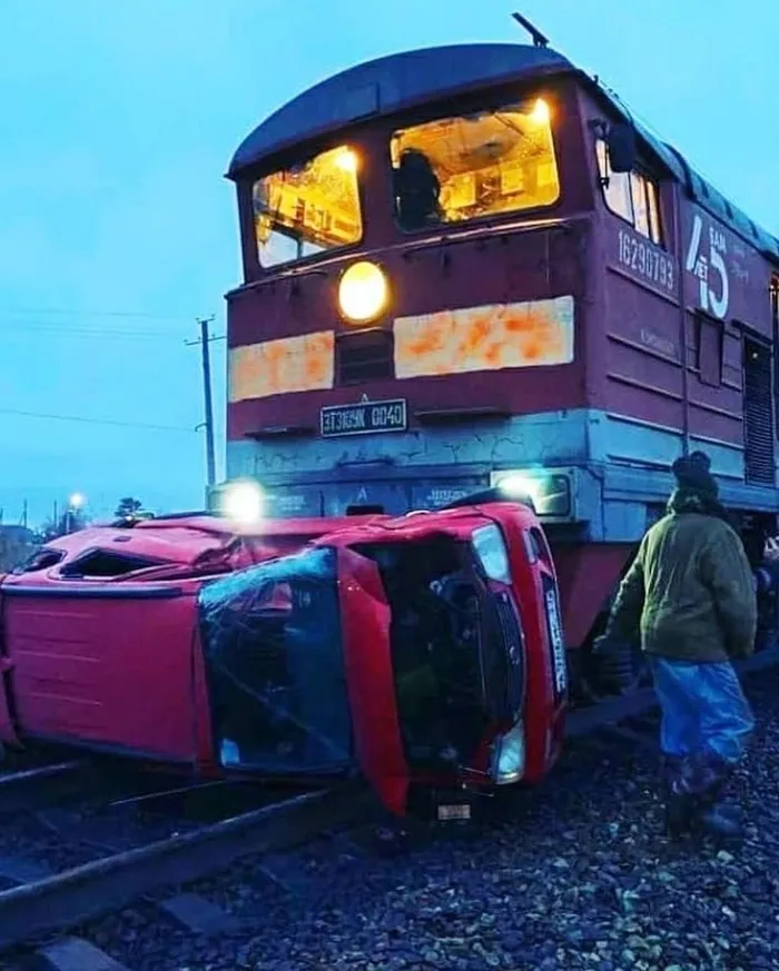 Son dakika: Rusya'da yük treni çarptığı aracı 50 metre sürükledi - 3