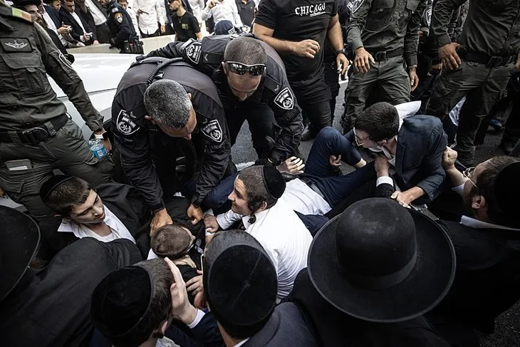 Ultra Ortodoks Yahudiler’den İsrail’in o hizmetine protesto! Trafiği kapattılar | Polisten sert müdahale