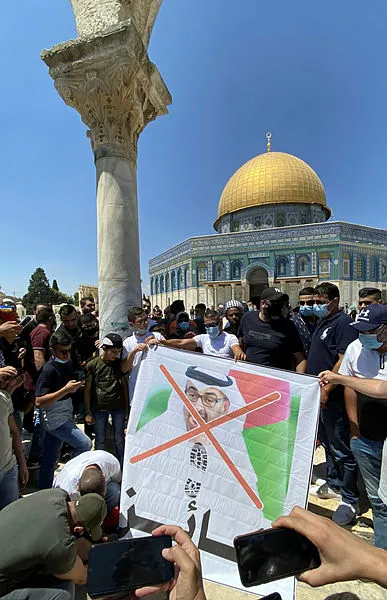 Filistin'de İsrail ile anlaşan BAE'ya tepki! Abu Dabi Veliaht Prensi Bin Zayid’in posterlerini ateşe verdiler - 1