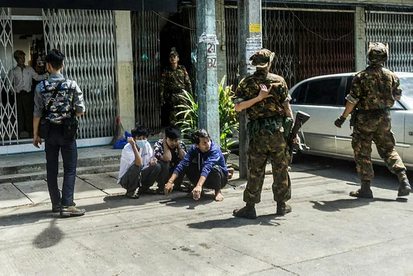Myanmar'da isyancılar orduya ait karakolu yaktı - 2