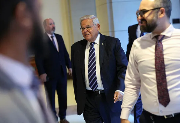 ABD’de Türkiye düşmanı Senatör Menendez’e 400 bin dolarlık külçe altın rüşveti suçlaması! İddia sonrası istifa etti