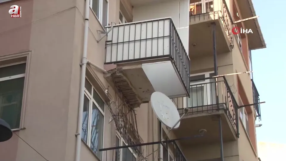 Bir binanın 3. katındaki balkon çöktü