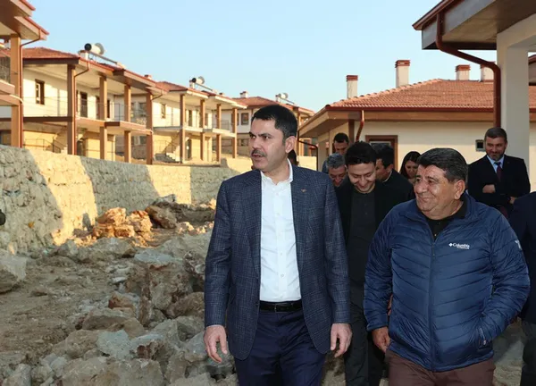 Bakan Kurum Manavgat'ta afetzedelerin yeni evlerinde misafir oldu - 2