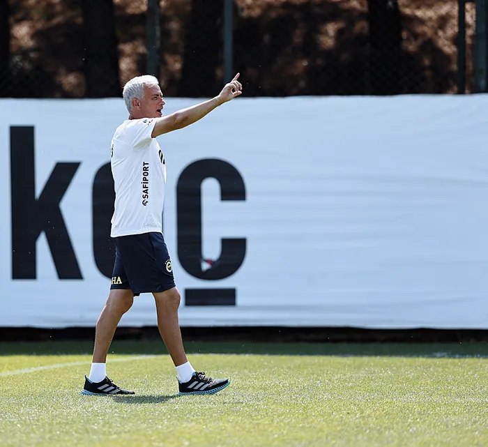 Fenerbahçe’den Galatasaray’a bir çalım daha! Okan Buruk’un istediği yıldız Kadıköy yolunda! Jose Mourinho onay verdi...