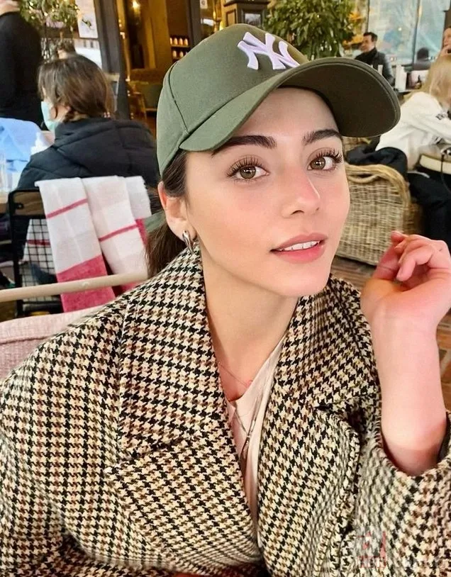 24 yaşındaki oyuncunun eski haline bakın! Sıla Türkoğlu'nun estetiksiz hali ortaya çıktı! Meğer kiloluymuş... 3