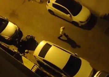 Eline bıçak aldı iki kız kardeşin kapısına dayandı: Açın sizi seviyorum