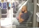 Metrobüste ayaklarını uzatıp...