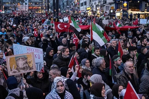 galata-koprusunden-yeni-yilin-ilk-mesaji-istanbulda-binler-sehitler-ve-filistin-icin-bir-arada-1704092629627.jpeg