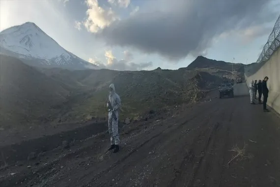 MSB’den sınırda korona önlemi! Askerler koruyucu elbise, eldiven ve maske ile teçhiz edildi - 2