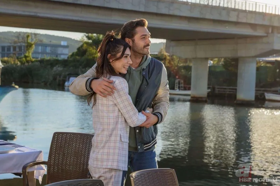 Yıldızlar Bana Uzak’ın Aslı’sı Burcu Kıratlı’nın annesi hayran bıraktı! Güzelliği ondan miras 1